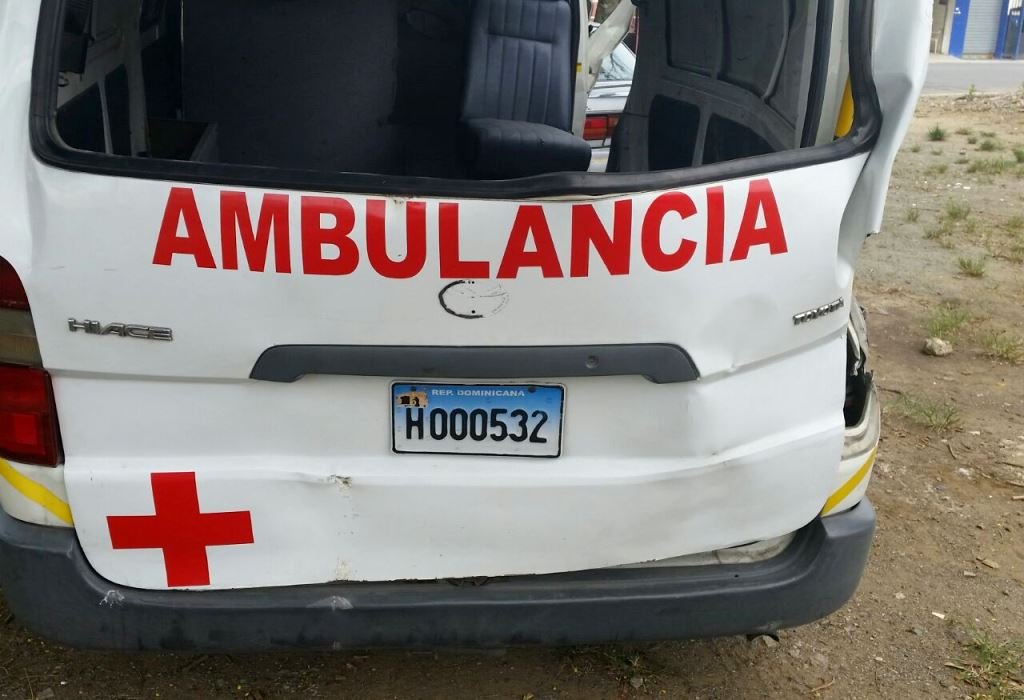 Accidente entre una ambulancia y un minibús en la entrada de Moca